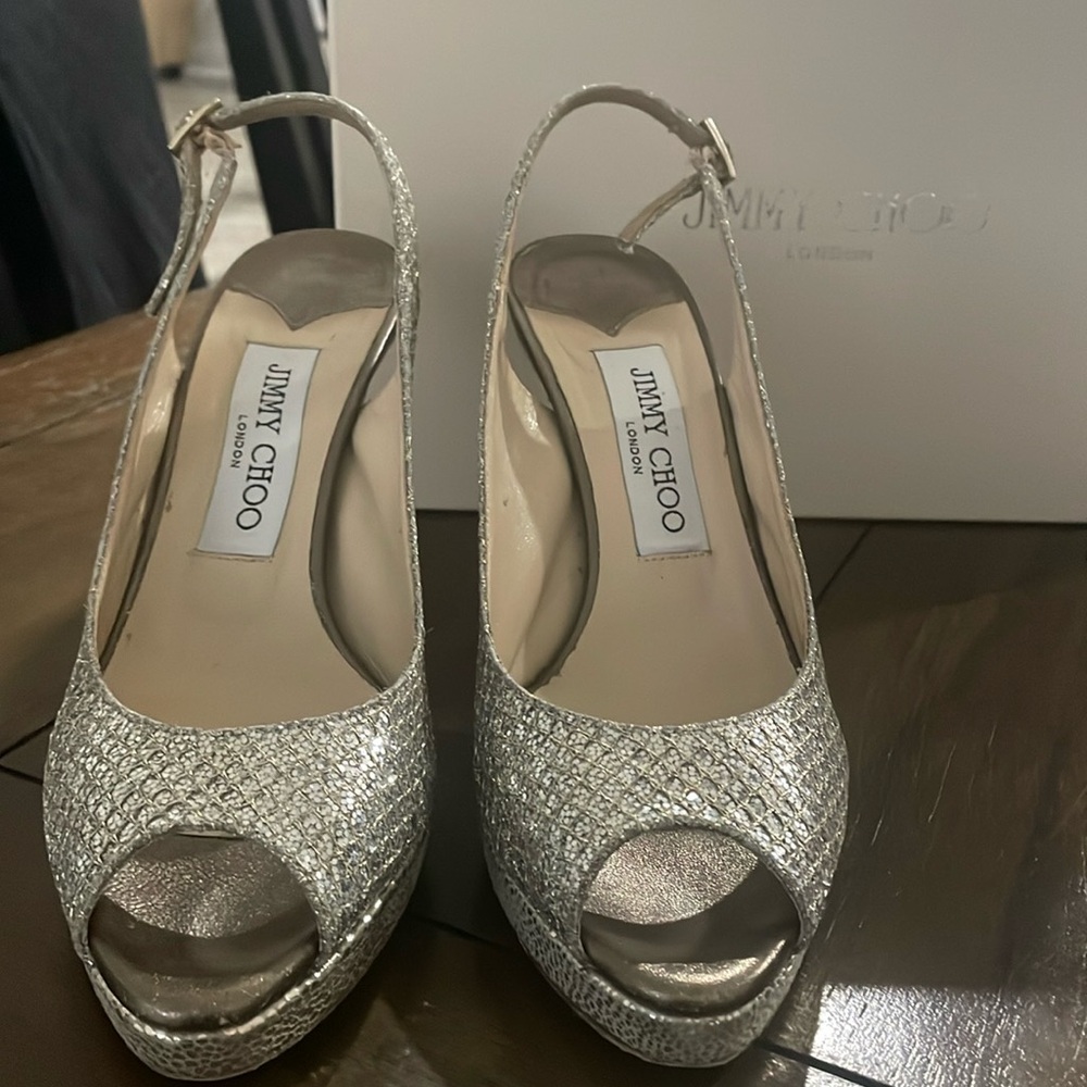 Shoes used good condition.Color gold